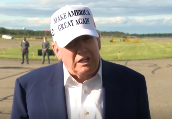 炒股配资官方平台 再次口误：特朗普又将“日本制铁”与“日产”混为一谈